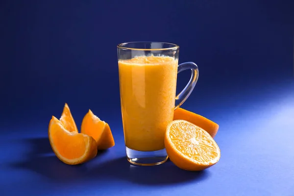 Glass Cup Tasty Yellow Smoothie Cut Orange Color Background — Stock Photo, Image