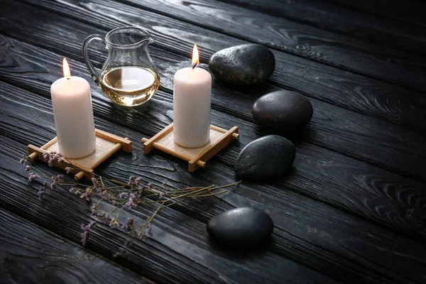Schöne Komposition Mit Brennenden Kerzen Und Wellness Steinen Auf Dunklem — Stockfoto