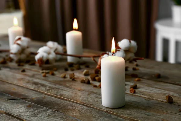 Queimar Velas Com Flores Algodão Mesa Madeira — Fotografia de Stock