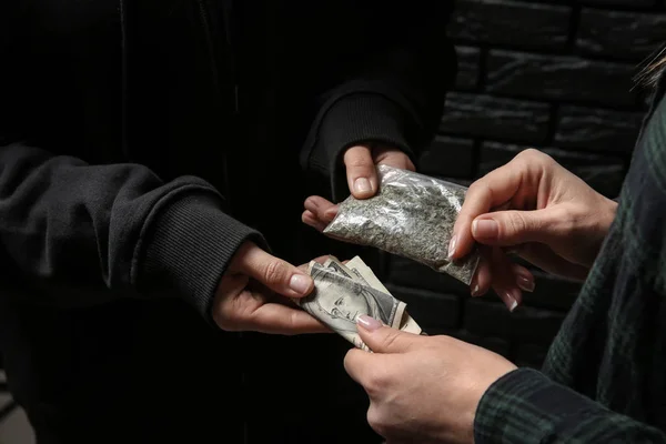 Imágenes de Comprando drogas, fotos de Comprando drogas sin royalties | DepositPhotos