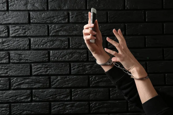 Femme Menottée Avec Téléphone Portable Sur Fond Sombre Concept Dépendance — Photo