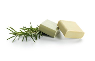 Beyaz zemin üzerine biberiye ile sabun Barlar