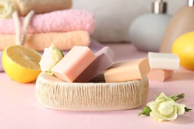 Gül rengi ahşap masa üzerinde ile farklı sabun Barlar