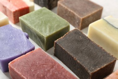 Farklı sabun Barlar üzerinde masa lambası
