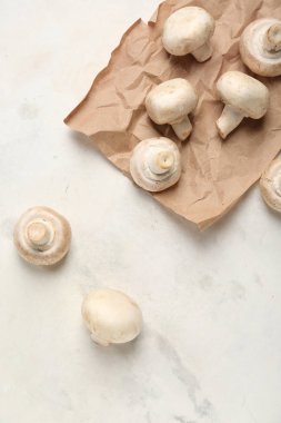 Işık tablosu üzerinde taze mantar