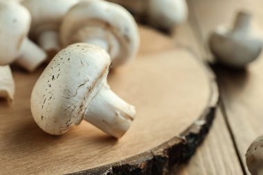 Ahşap masa, closeup üzerinde taze mantar