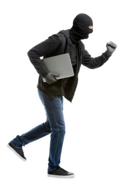 Beyaz arka plan üstünde laptop ile erkek hırsız