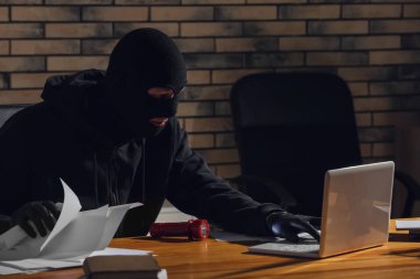 Erkek hırsız office belgelerinde arama