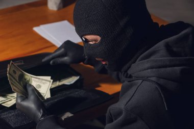 Erkek hırsız evrak çantası ile ofis para çalmak