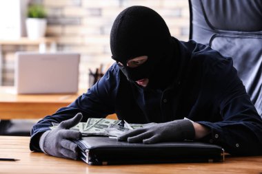 Erkek hırsız evrak çantası ile ofis para çalmak