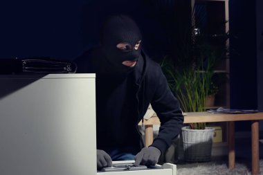 Erkek hırsız kapalı güvenli kırma