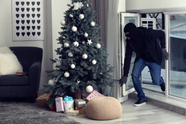 Erkek hırsız pencereden eve girme