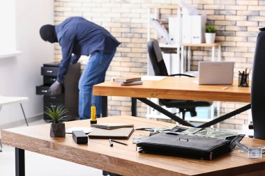 Evrak Çantası'nı ve erkek hırsız Office içeren tablo