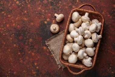 Hasır sepet renk tablosu üzerinde taze mantar ile