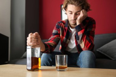 Evde viski içme depresif genç adam. Alkolizm kavramı