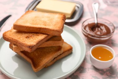 Lezzetli kızarmış ekmek bal ve çikolata soslu renk tablosu