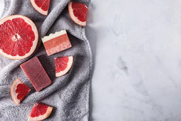 Barras Sabão Com Fatias Toranja Toalha Mesa Leve — Fotografia de Stock