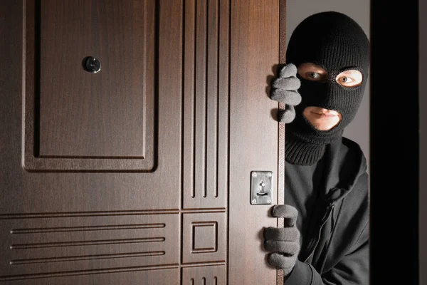 Hombre Ladrón Entrando Casa Través Puerta Por Noche — Foto de Stock