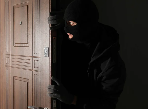 Hombre Ladrón Entrando Casa Través Puerta Por Noche — Foto de Stock