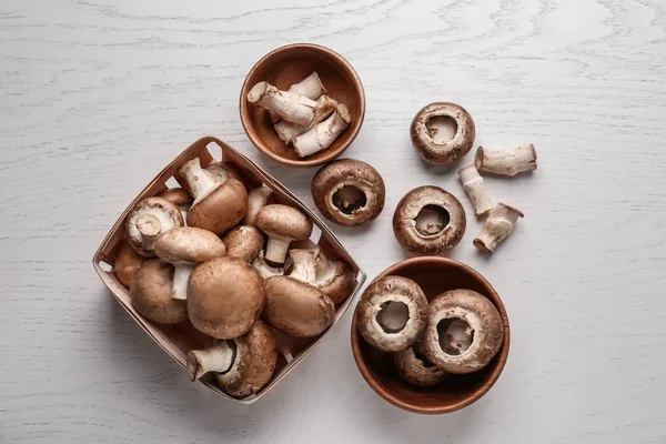 Bol Panier Avec Des Champignons Crus Frais Sur Table Lumineuse — Photo