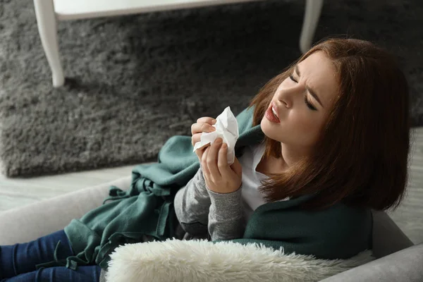 Mujer Joven Enferma Gripe Casa —  Fotos de Stock
