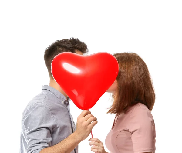 年轻夫妇躲在心形气球后面的白色背景 庆祝情人节 — 图库照片