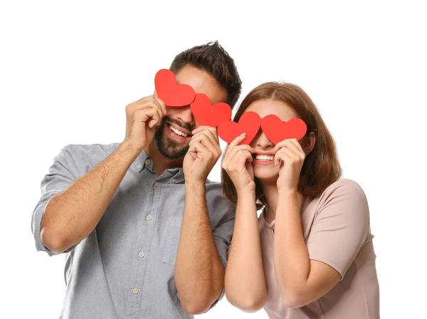 爱年轻夫妇与纸红色的心在白色背景 庆祝情人节 — 图库照片