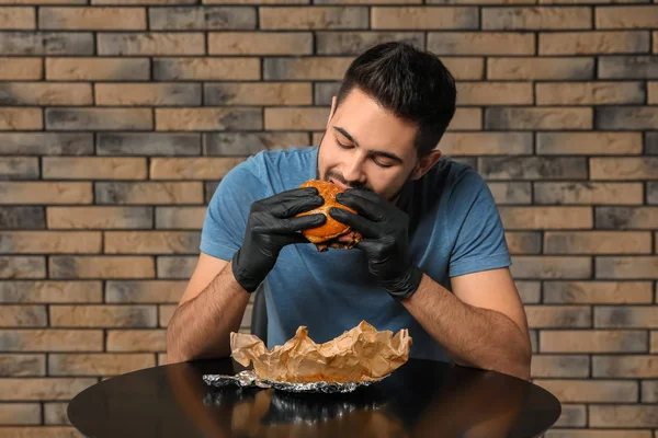 Joven Comiendo Sabrosa Hamburguesa Cafetería — Foto de Stock