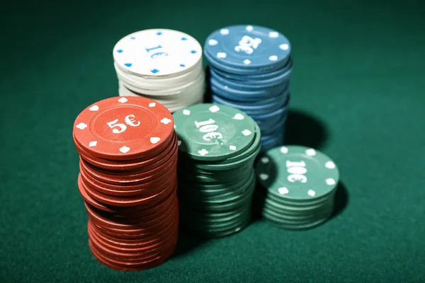 Чипы Игры Покер Зеленом Столе — стоковое фото