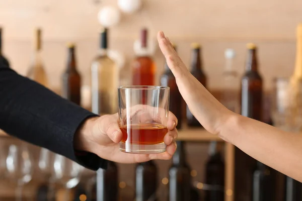 Hombre Con Vaso Whisky Mujer Negándose Beber Bar —  Fotos de Stock