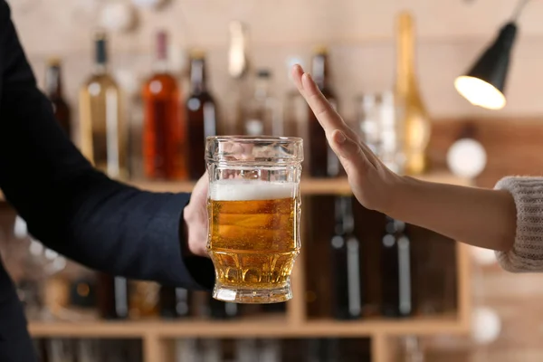 Hombre Con Taza Cerveza Mujer Negándose Beber Bar —  Fotos de Stock