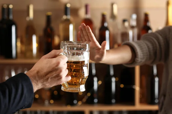 Hombre Con Taza Cerveza Mujer Negándose Beber Bar — Foto de Stock