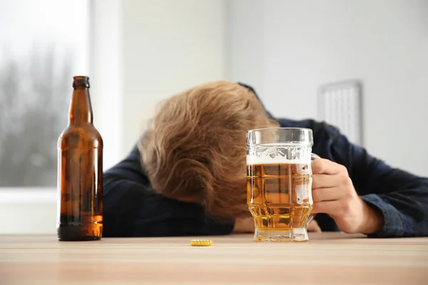 Ubriacone Privo Sensi Con Birra Tavola Concetto Alcolismo — Foto Stock