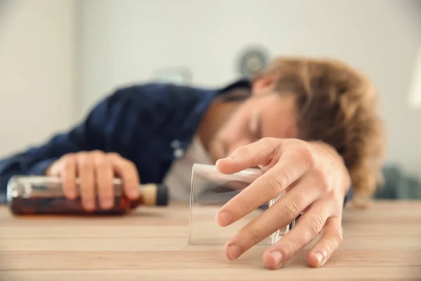 Unconscious Drunk Man Bottle Empty Glass Table Alcoholism Concept — Stock Photo, Image