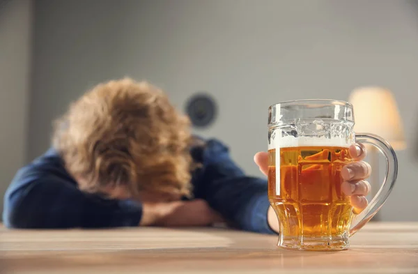 Ubriacone Privo Sensi Con Birra Tavola Concetto Alcolismo — Foto Stock