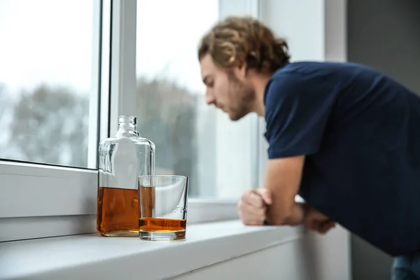 Flaska Och Glas Whisky Fönsterkarmen Platta Deprimerad Ung Man Alkoholism — Stockfoto