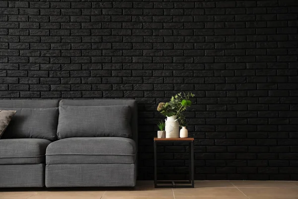 Stylowe Wnętrze Pokoju Duża Komfortowa Sofa Pobliżu Ciemny Mur — Zdjęcie stockowe