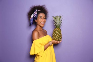 Renkli ananaslı güzel Afro-Amerikalı kadın.