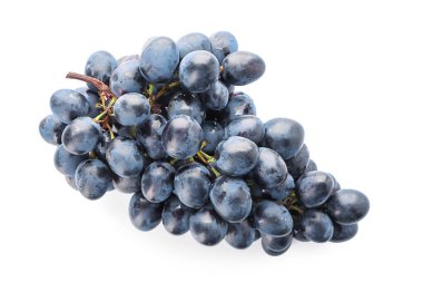 Beyaz arka plan üzerinde olgun tatlı üzüm