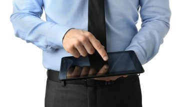 genç işadamı beyaz zemin üzerine Tablet PC'yi kullanma