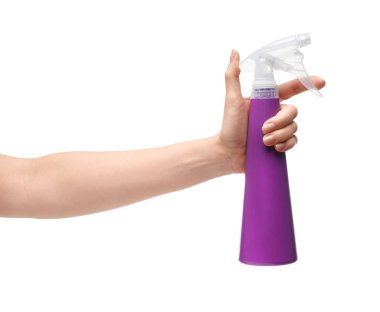 Beyaz arka plan üzerinde deterjan şişe tutan kadın