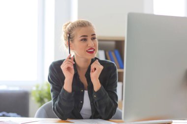 Güzel genç tasarımcı ofiste çalışıyor.