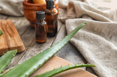 Aloe petrol şişe ile masaya bırakır.