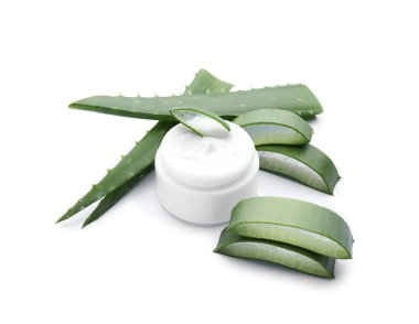Beyaz arka plan üzerinde krem ve taze aloe şifa ile jar