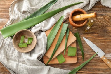 Ahşap masa taze aloe yapraklarda