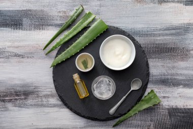 Ahşap masa üzerinde aloe ile kozmetik ürünleri