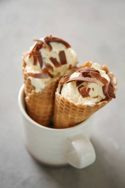Gözleme koniler gri masada Kupası'nda lezzetli dondurma ile