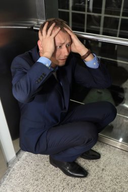 Asansörde panik atak işadamı