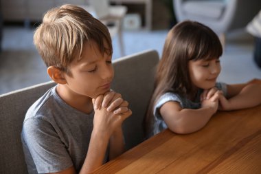 Şirin çocuk evde dua