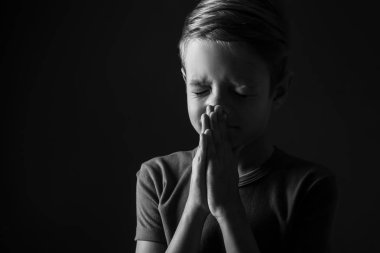 Dua eden çocuk koyu arka plan üzerinde siyah beyaz portre